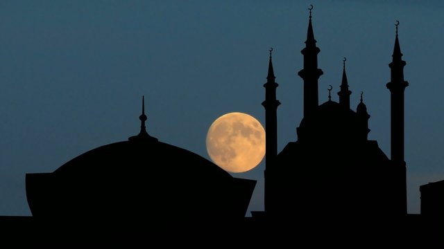 Kazan Kremlin 03 &ndash; Qolsharif Mosque moon rising