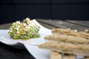 foccacia brot mit rucccola dip