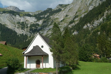 Fototapeta na wymiar Kaplica Maryi do Engelbergu w Alpach szwajcarskich