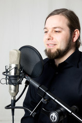 Ein Nachrichtensprecher im Tonstudio
