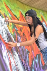 Portrait d'un modèle  avec un fond de graffiti