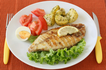 Fototapeta na wymiar fried fish with potato and lemon