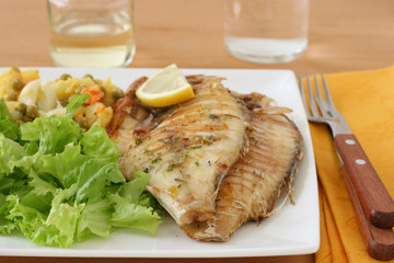 fried fish with vegetable salad