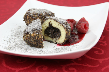 Topfenknödel mit Mohnfülle