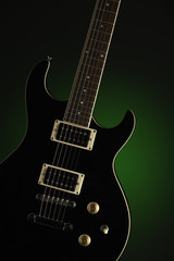 Obraz na płótnie Canvas Czarny gitara elektryczna na zielonym