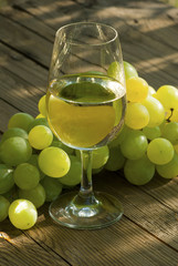 wine and grapes on wooden table