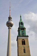 Fototapeta na wymiar St. Marienkirche und Fernsehturm
