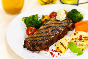 Rumpsteak mit grünem Brokkoli,Karotten,Bratkartoffeln
