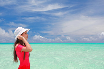 ナガンヌ島の美しい海を眺める女性