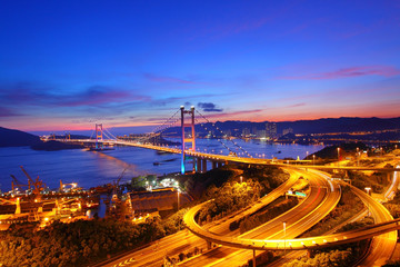 Fototapeta na wymiar Tsing Ma Bridge w czasie zachodu słońca w Hong Kongu