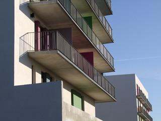 Modernes Mehrfamilienhaus im Bau in Südfrankreich