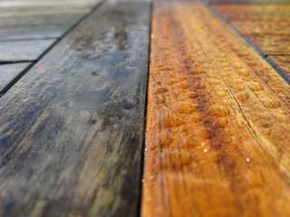 Holz neu und verwittert im Regen