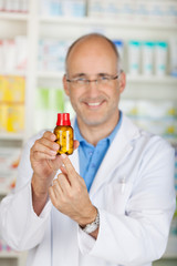 apotheker zeigt medikament