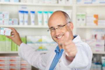 apotheker zeigt daumen hoch