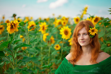 Naklejka premium Red-haired woman with sunflowers