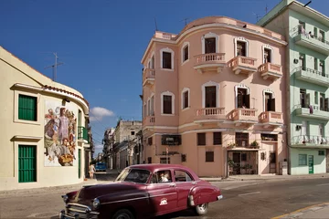 Fototapeten Rotes Auto und pastellfarbene Häuser in Havanna © andersen66