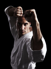 Karate, Kampfhaltung, vor schwarz 01
