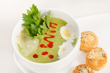 Green cream soup