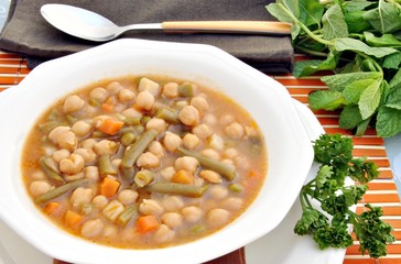 Guiso de garbanzos con verdura