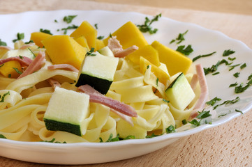 makaron tagliatelle z cukinią, dynią i szynką