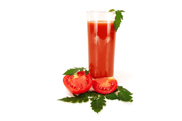 glass of tomato juice with slices of tomato