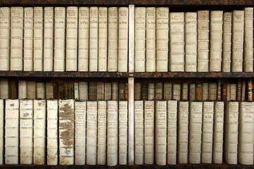altes Bücherregal