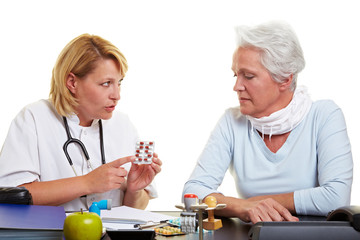 Ärztin erklärt Seniorin Medikamente