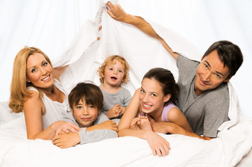 Großfamilie im Bett