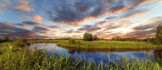 Niedergang über dem Fluss Beresina, Weißrussland © dred2010