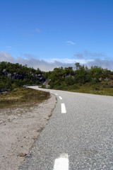 Fototapeta na wymiar empty highland road at the norwegian mountains.
