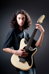 Obraz premium Guitar player against the dark background