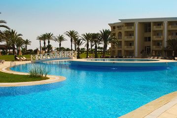 Fototapeta na wymiar Basen i ogród Luxury Resort hotel w Tunezji.