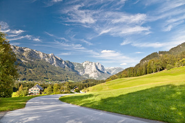 Fototapeta na wymiar droga w Alpach