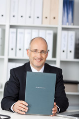 seriöser geschäftsmann mit bewerbungsmappe