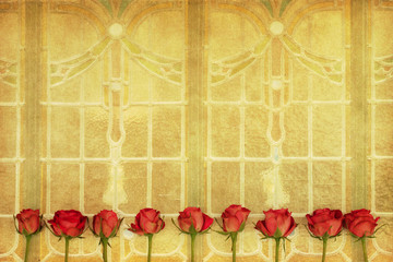 Rosenblüten vor Jugendstilfenster