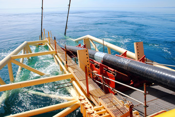 Laying of gas lines with a specialized vessel