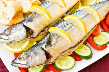 Baked mackerel with vegetables and lemon