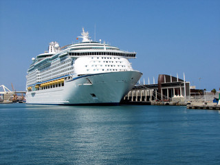 Obraz premium passenger ship in port of Barcelona