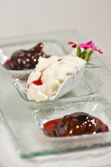 cucina italiana, burrata con marmellate