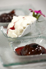 cucina italiana, burrata con marmellate