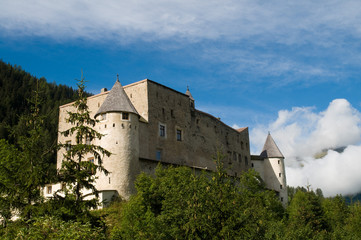Fototapeta na wymiar Schloss Naudersberg-Tirol