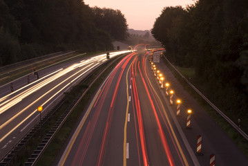 Autobahn bei Dämmerung