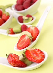cuillères de fruits frais