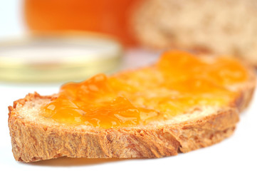 Confiture d'abricot sur le pain