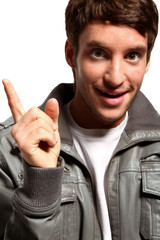 Junger Mann mit Lederjacke