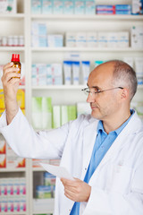 apotheker schaut prüfend auf tabletten
