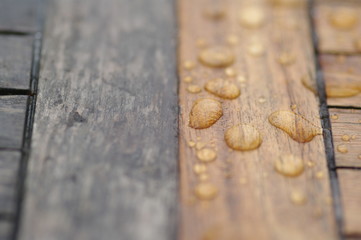 Holz mit Tropfen mit und ohne Beschichtung