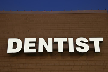Dentist sign on the brick wall