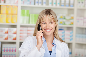 freundliche apothekerin berät am telefon