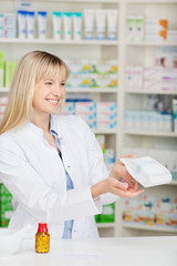 lächelnde apothekerin verkauft medikament